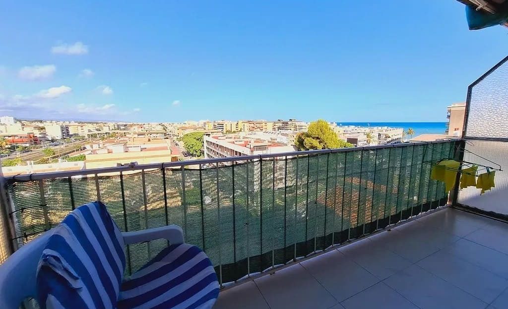 Терраса с креслами и панорамным видом на море.