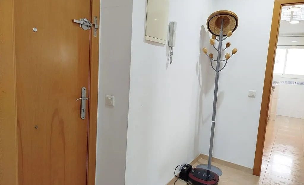 Прихожая с входной дверью и вешалкой для одежды.