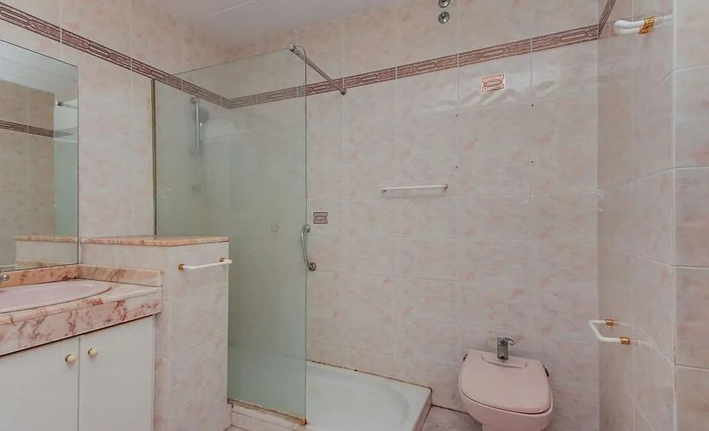 ванная комната с душевой кабиной