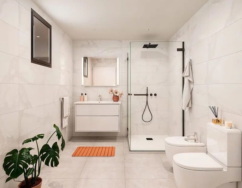 Современная ванная комната в новом доме в Вилафортуни