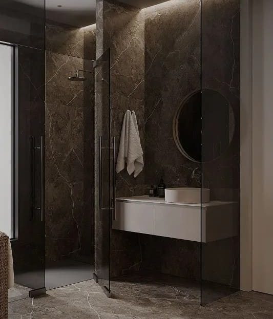 Современная ванная комната с тёмной мраморной отделкой