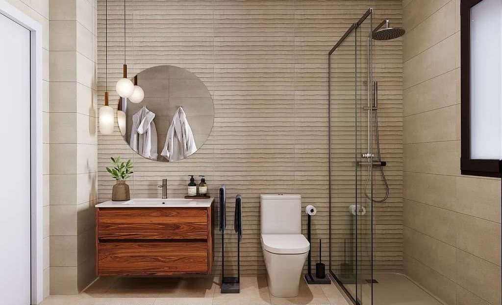 Ванная комната с дизайнерской отделкой и душевой в комплексе La Armonía