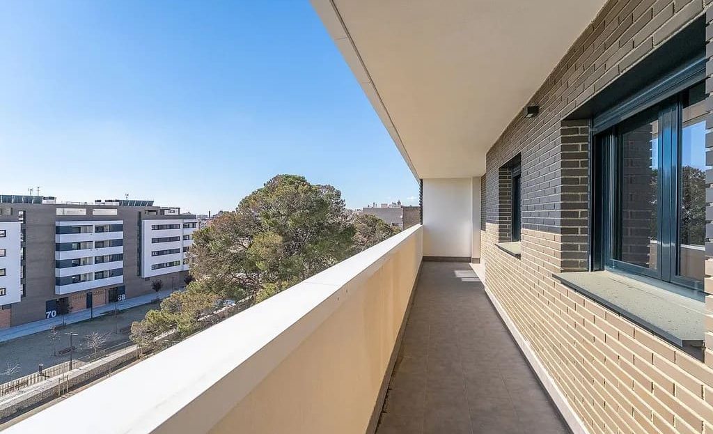 Балкон с панорамным видом на город и зелёные зоны