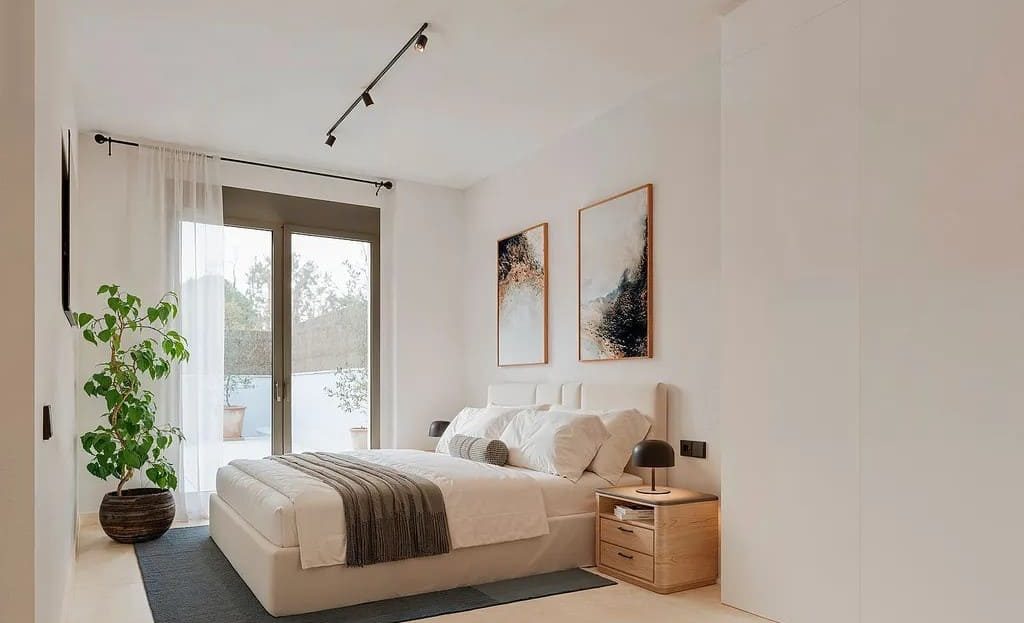 Главная спальня с большим окном и встроенными элементами