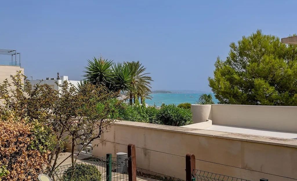 Терраса с видом на море и прибрежную зону