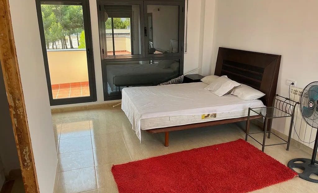 Гостиная зона с мягкой мебелью и естественным освещением