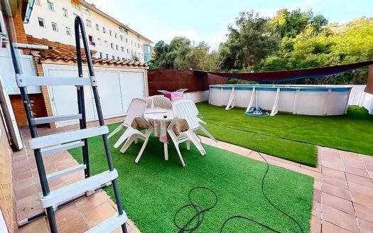 Задняя терраса с искусственным газоном и зоной бассейна