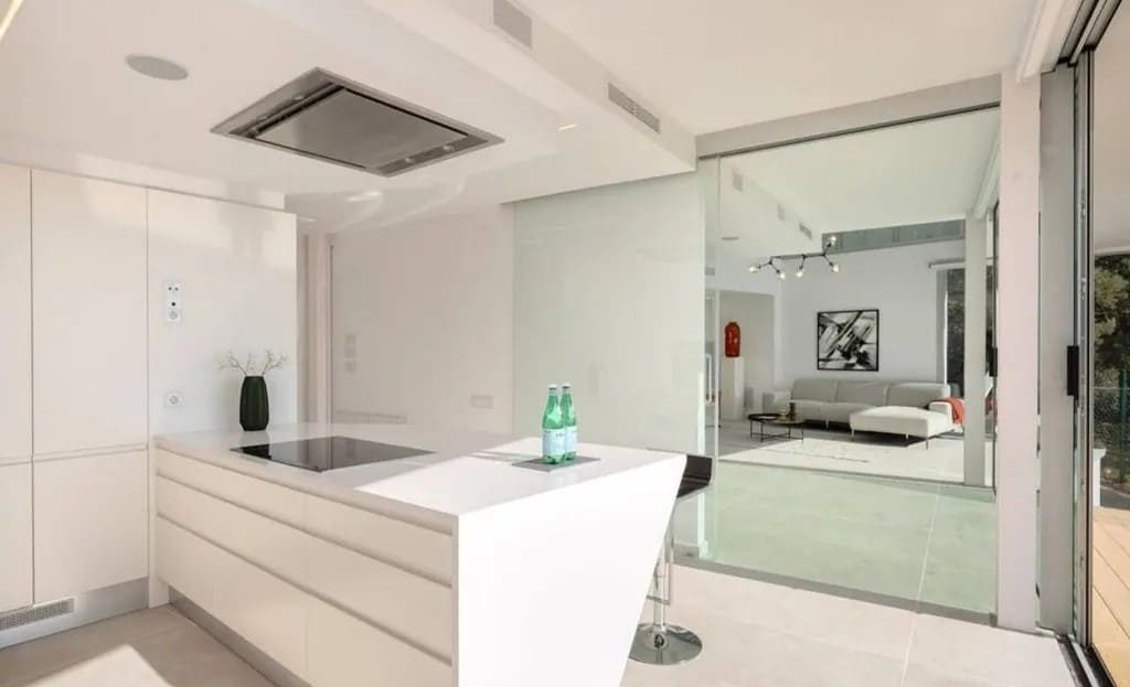 Современная кухня с островом и стеклянными перегородками