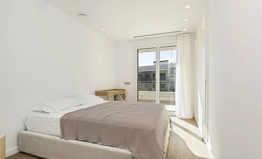 Ванная комната с двойной раковиной и современной сантехникой