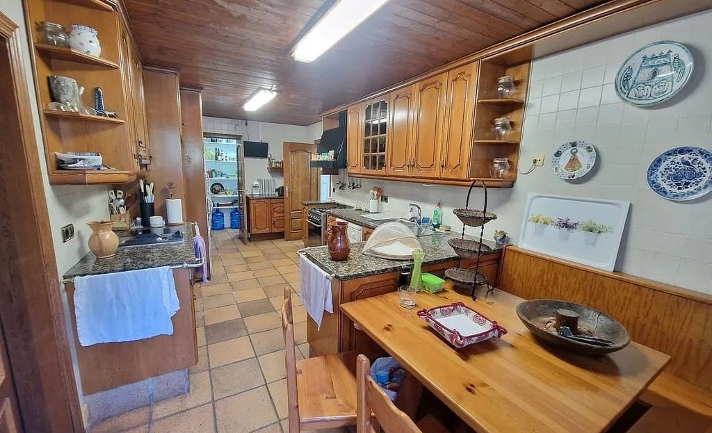 Полностью оборудованная кухня с обеденной зоной