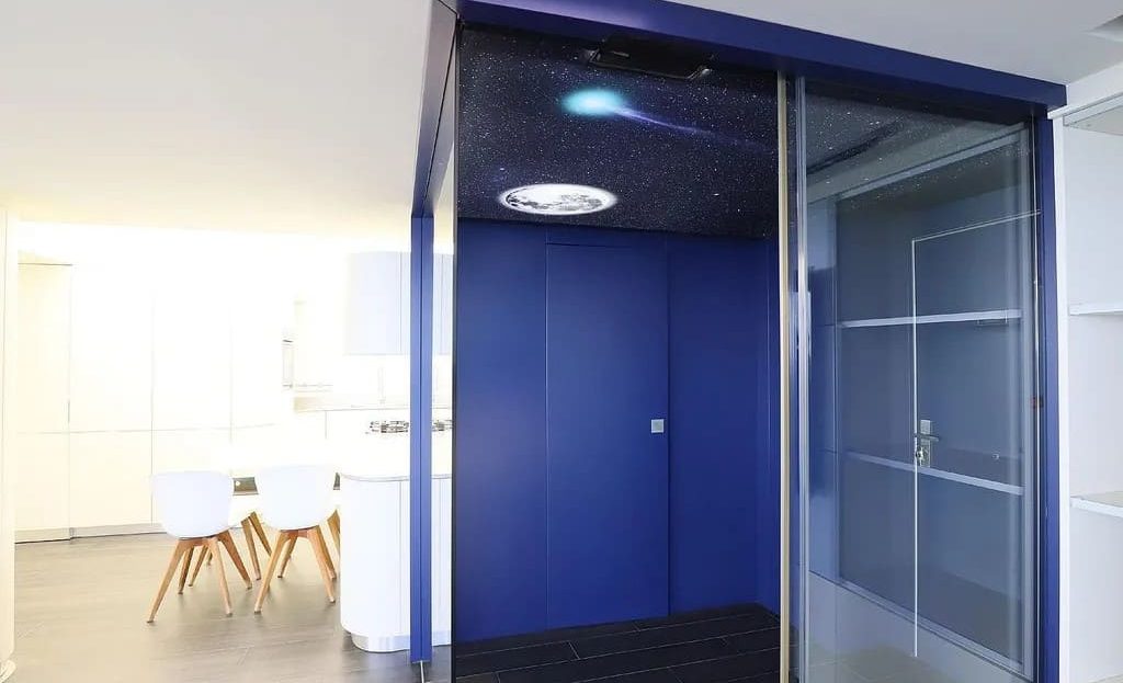 Современная ванная комната с душевой кабиной