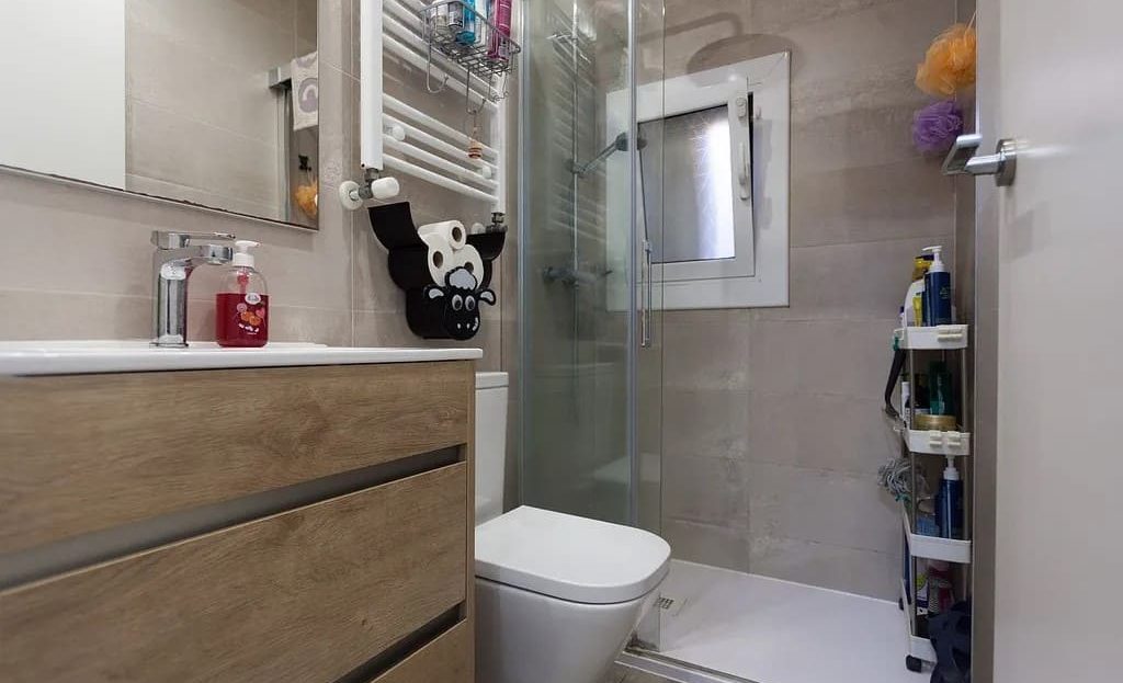 Ванная комната с душевой кабиной и современной сантехникой.