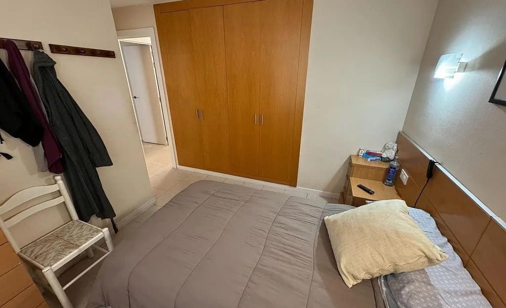 Спальня с большой кроватью и встроенным шкафом.