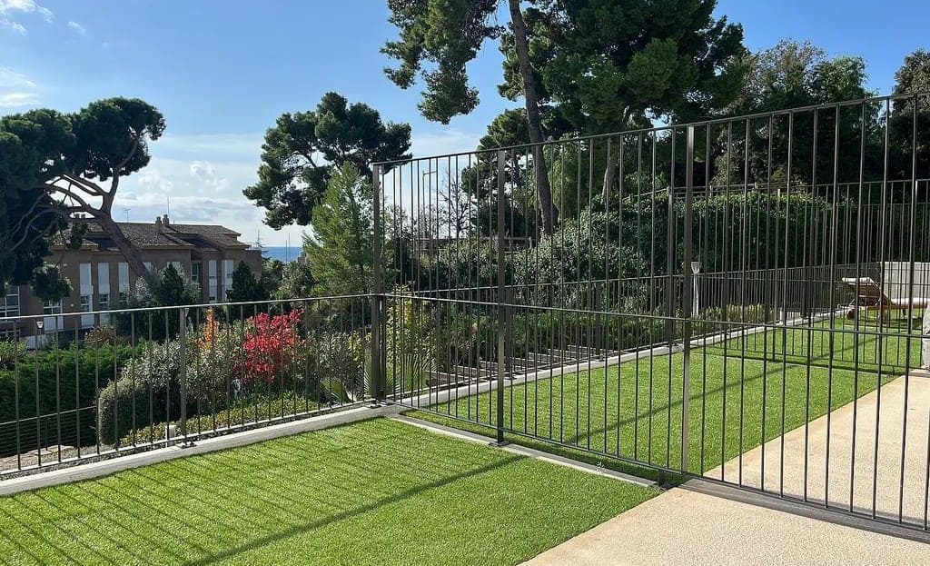 Огороженная зелёная зона общего пользования в комплексе.