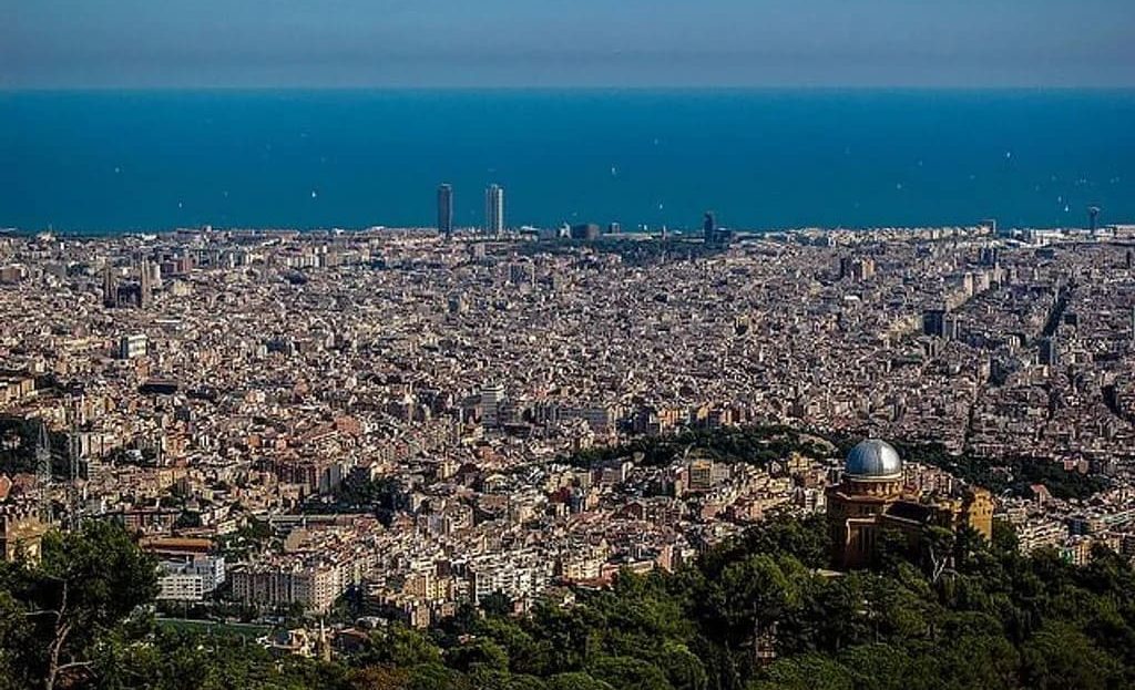 Панорамный вид на Барселону и Средиземное море из Педральбеса.