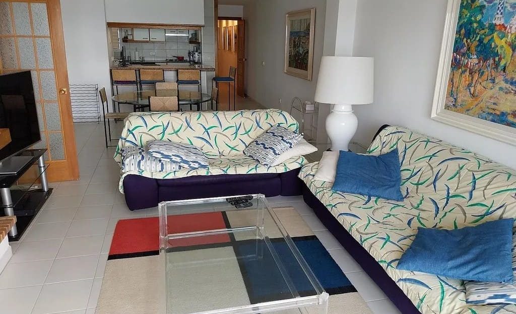 Гостиная с диванами, журнальным столиком и выходом в другие комнаты.