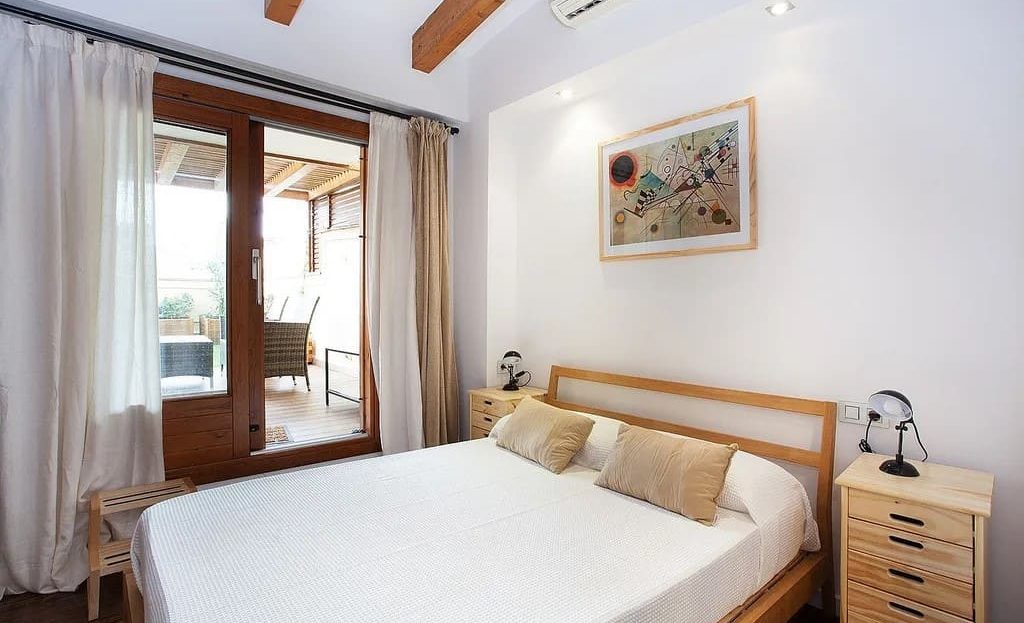 Спальня с двуспальной кроватью и естественным освещением