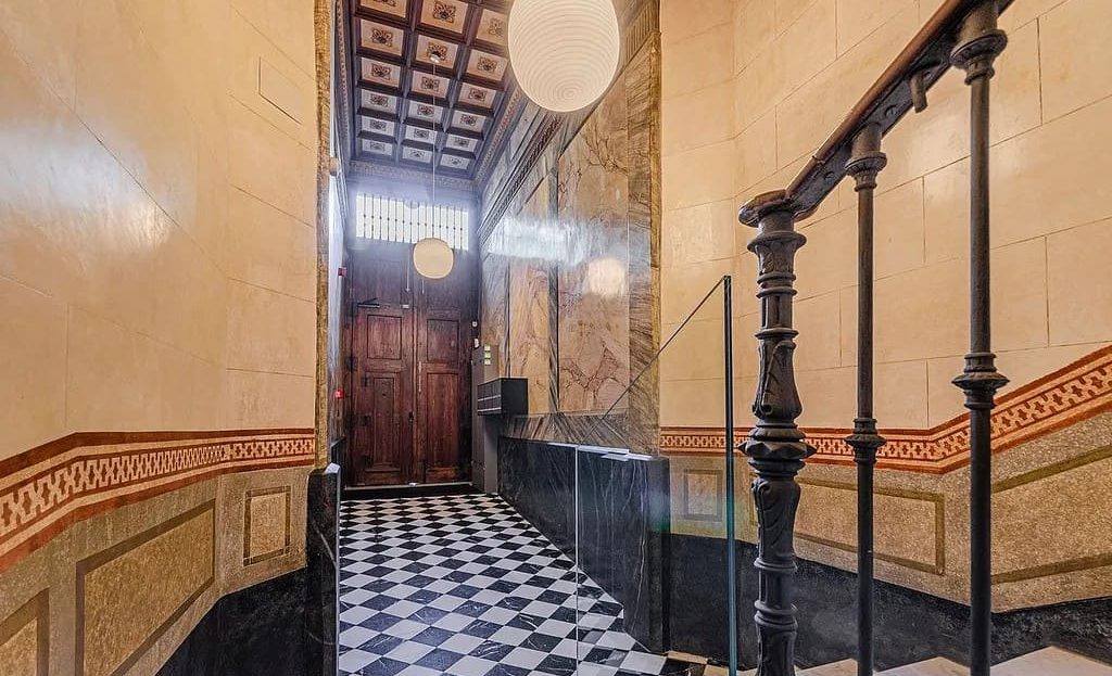 Вестибюль исторического дома с оригинальной плиткой и деталями