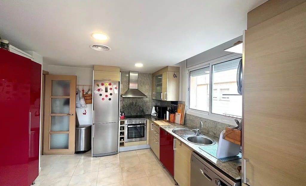 Отдельная кухня с бытовой техникой и большим окном.