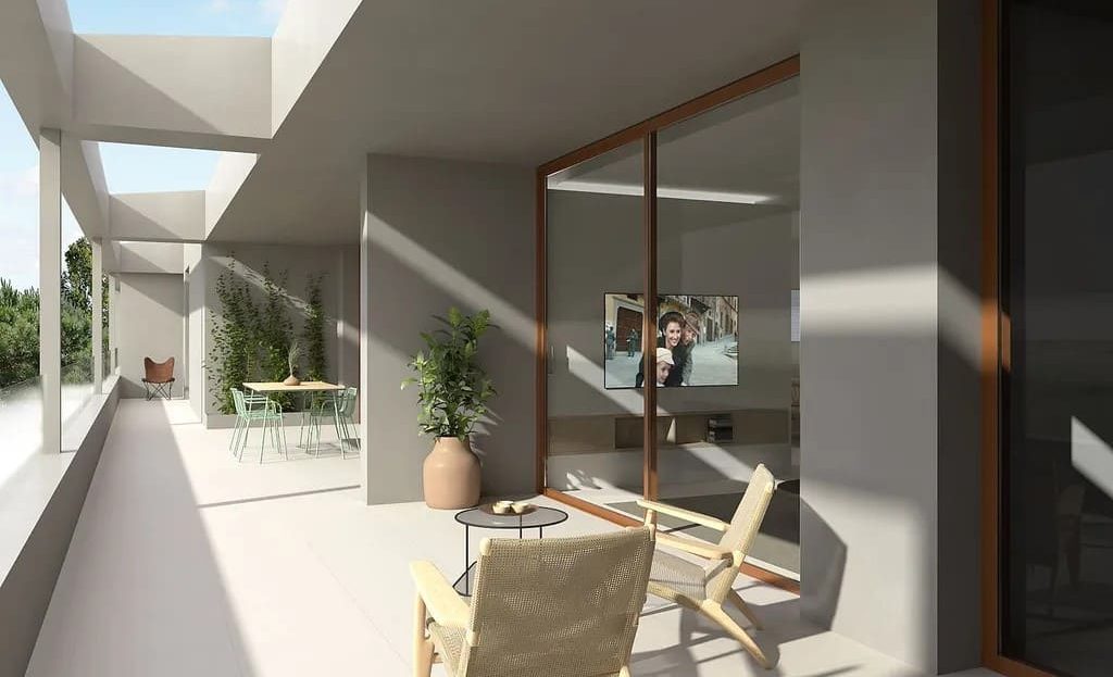 Просторная терраса новостройки с зоной отдыха и панорамным остеклением