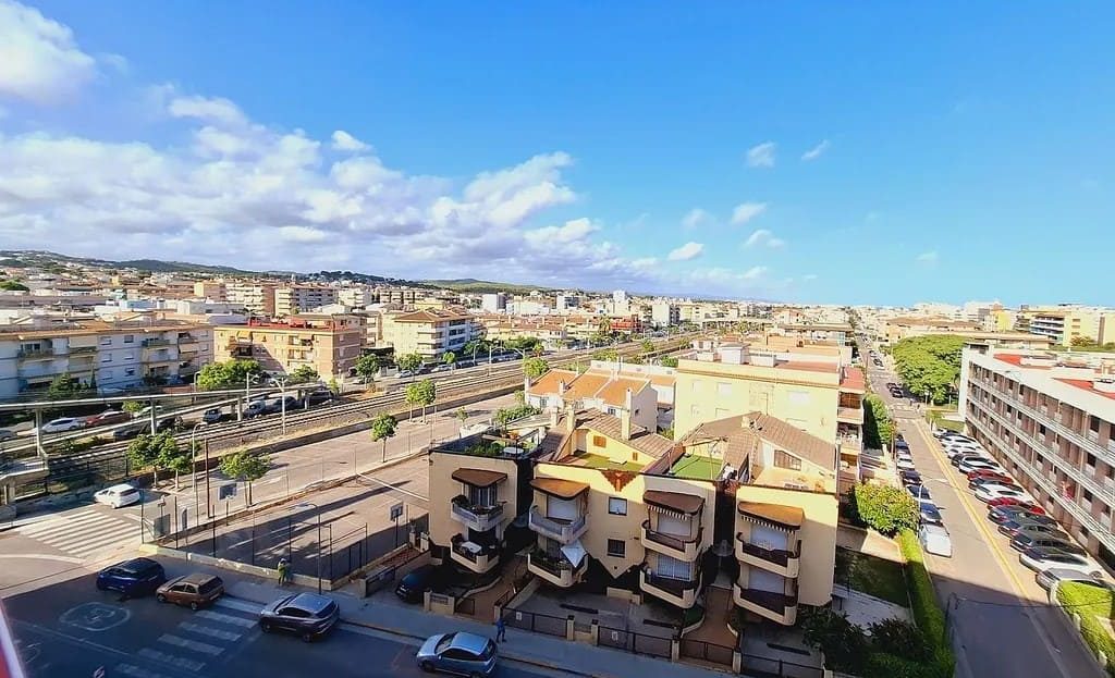 Панорамный вид на город и побережье с высокого этажа.