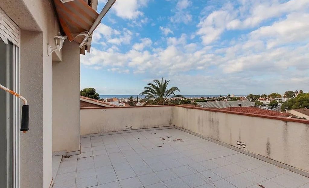 большая солнечная терраса с видом на окрестности