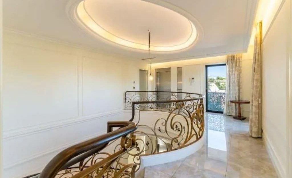 Второй этаж с круглым потолочным освещением и лестничным пролётом