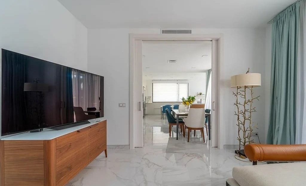 ТВ-зона в гостиной с выходом в столовую