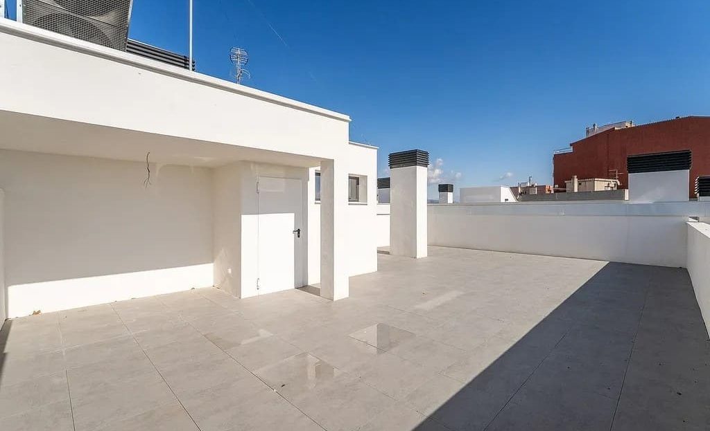 Большой солярий-терраса на крыше нового жилого комплекса