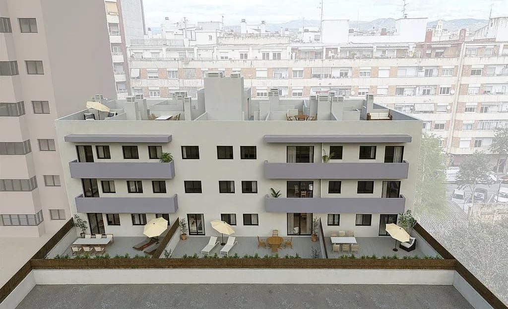 Задний фасад здания с террасами и патио жильцов