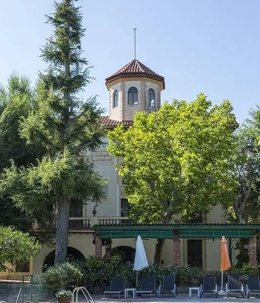 Башня усадьбы, вид с территории у бассейна