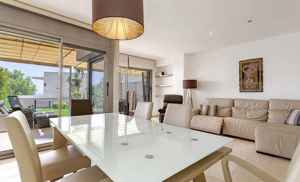 Просторная гостиная-столовая с выходом на террасу