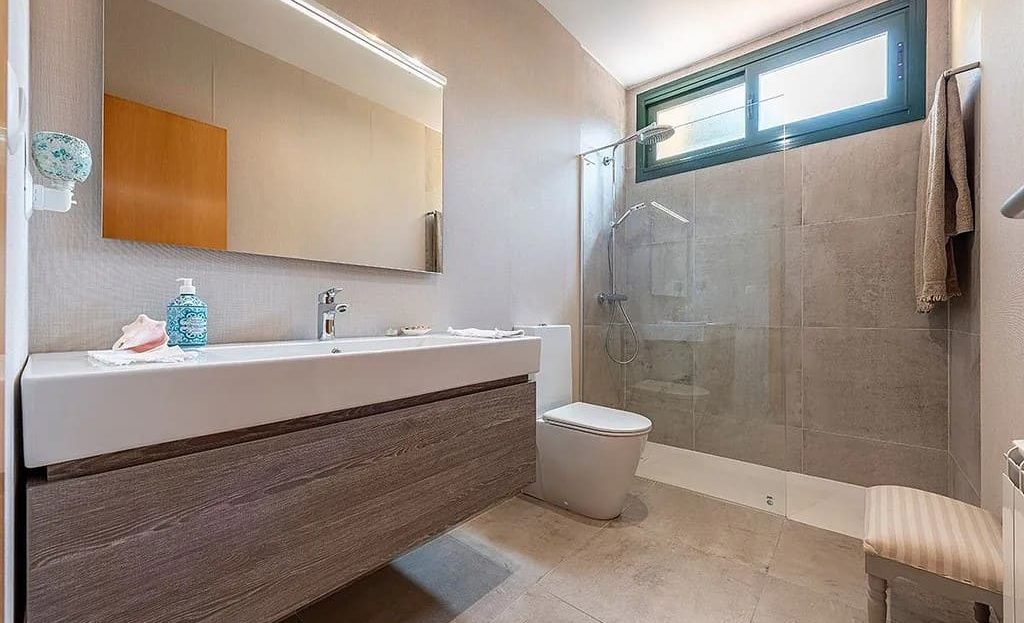 Современная ванная комната с душем