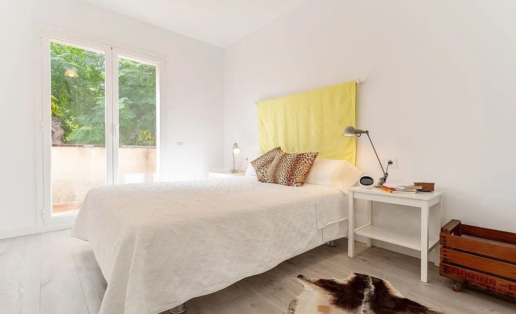 Спальня с двуспальной кроватью и выходом к естественному свету