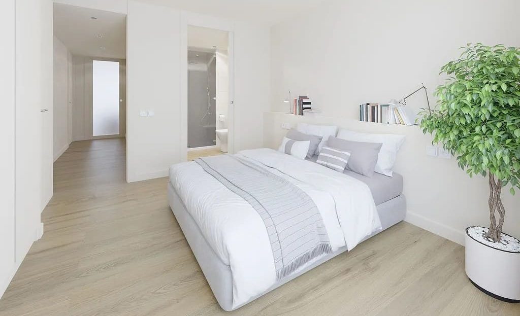 Спальня с двуспальной кроватью и минималистичным дизайном