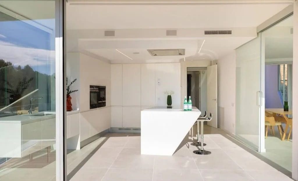 Кухня открытой планировки с выходом на террасу