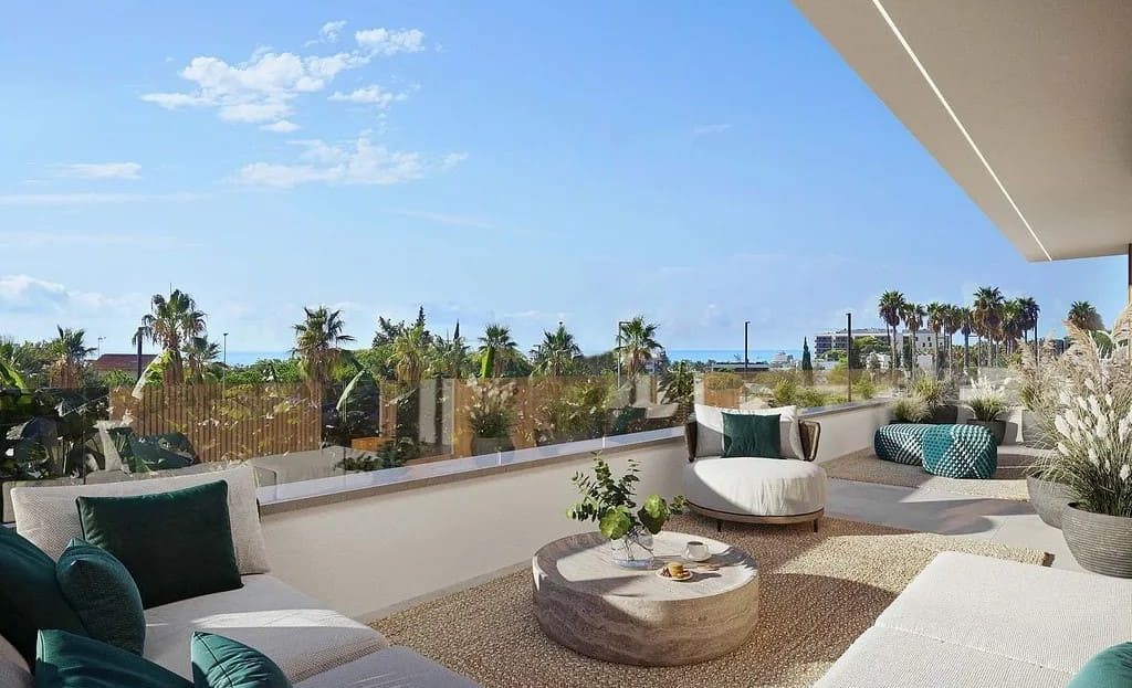 Просторная терраса с лаунж-зоной и видом на окрестности