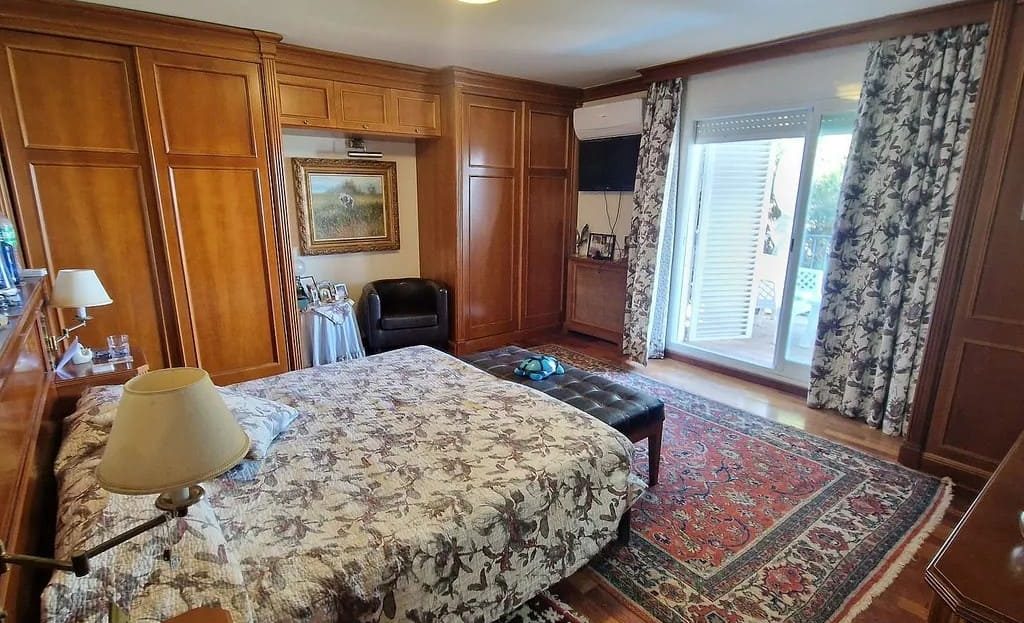 Спальня с двуспальной кроватью и встроенными шкафами