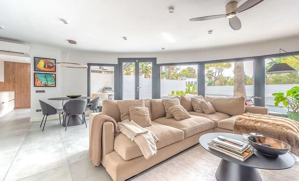 Просторная гостиная с панорамными окнами