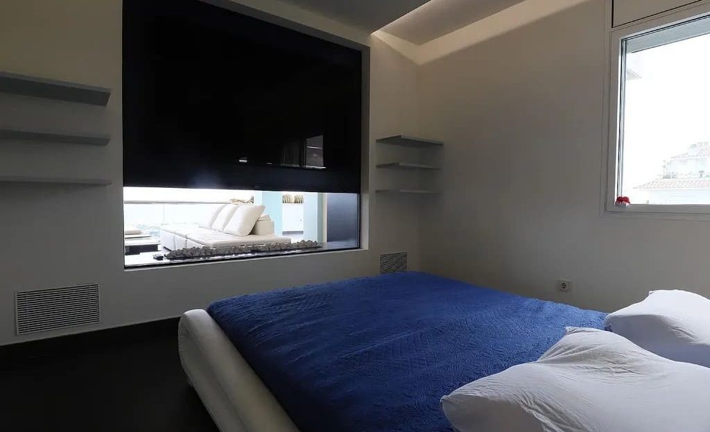 Спальня с двуспальной кроватью и современным интерьером