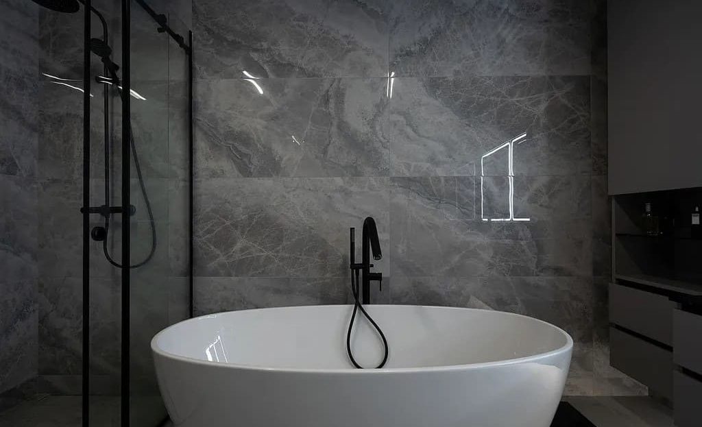 Современная ванная комната с отдельно стоящей ванной.