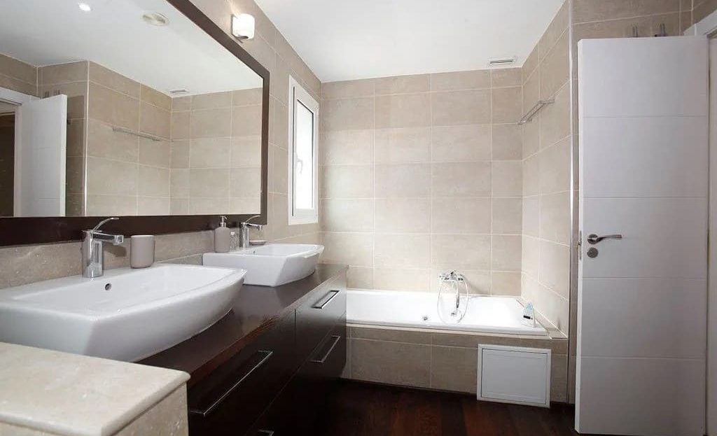 Ванная комната с ванной и современной отделкой.