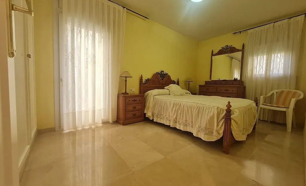 Спальня с двумя кроватями и выходом на террасу.