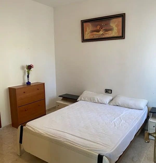 Спальня с двуспальной кроватью и окном во двор