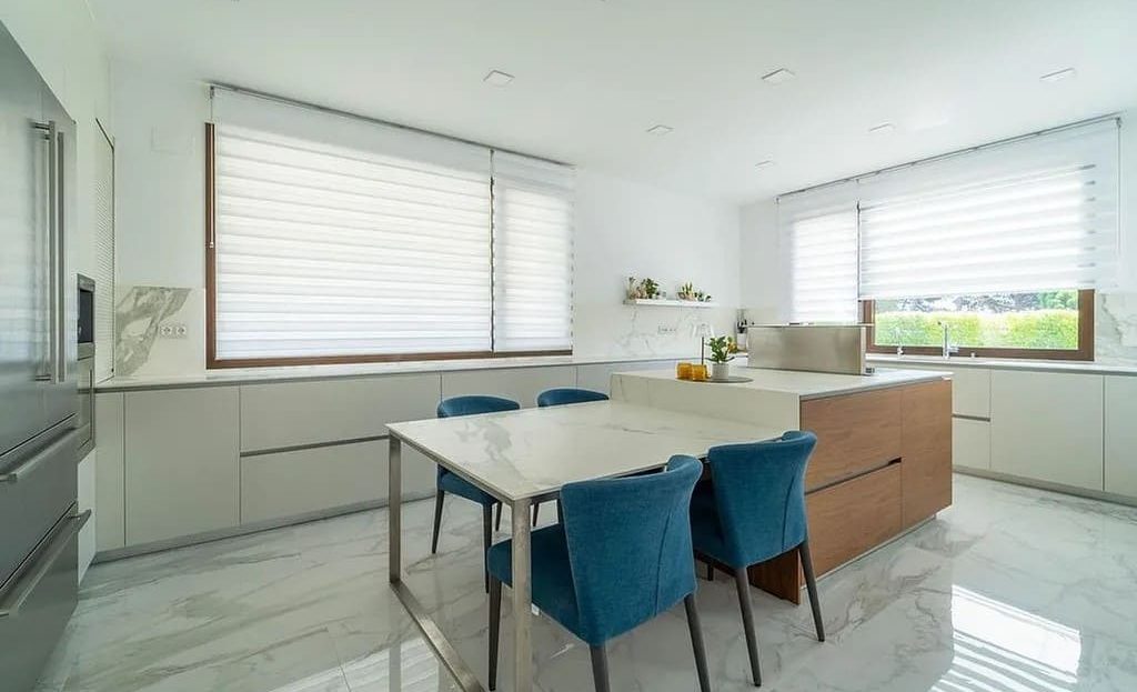 Кухня с обеденной зоной и большими окнами