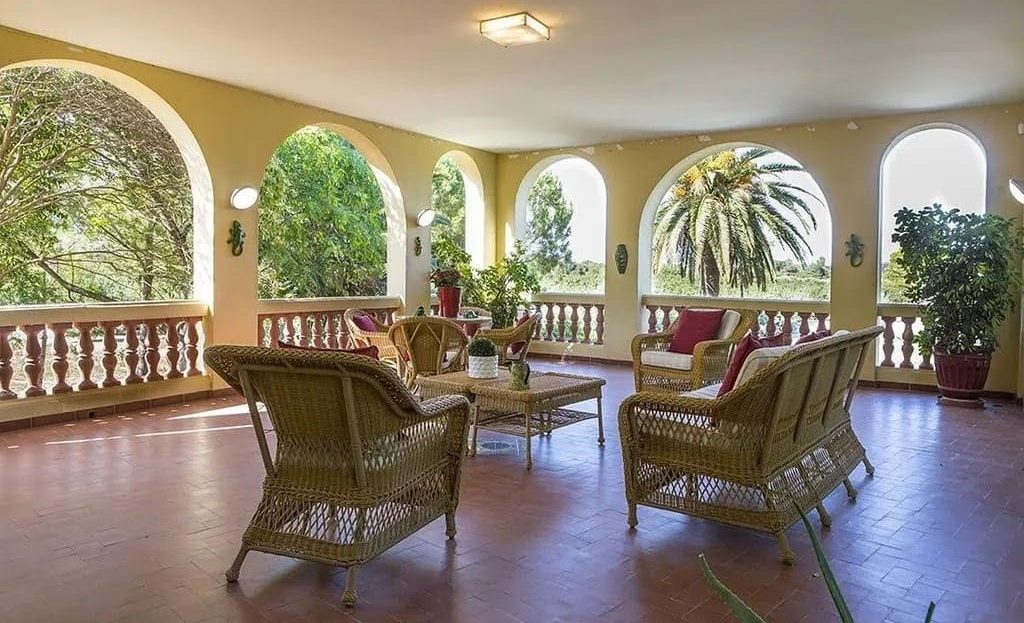 Крытая терраса с колоннами и видом на сад