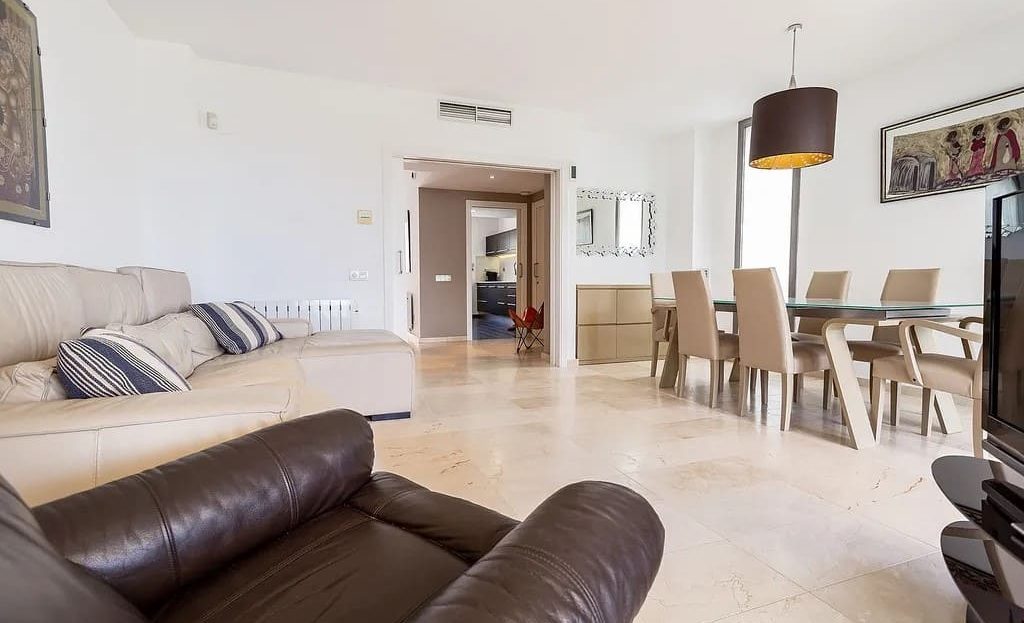 Светлая гостиная с обеденной зоной