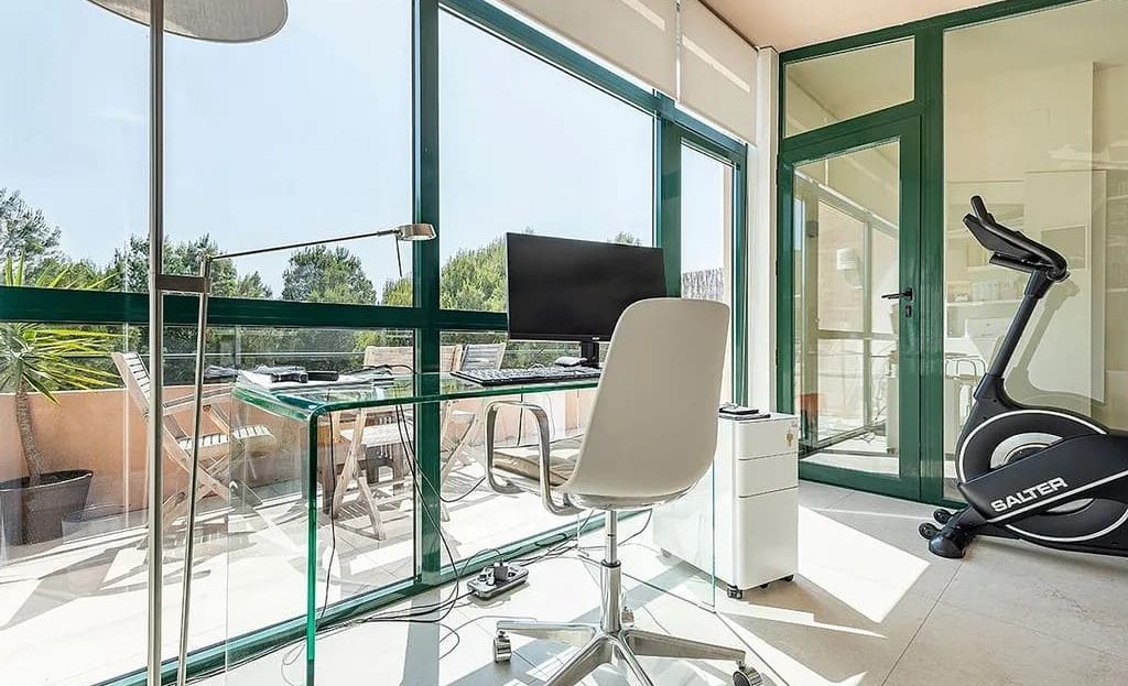 Застеклённая терраса или балкон с видом на окрестности