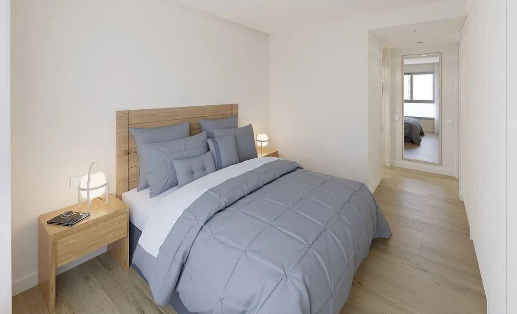 Светлая спальня с современным интерьером