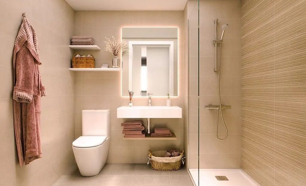 Современная ванная комната с душевой кабиной и туалетом